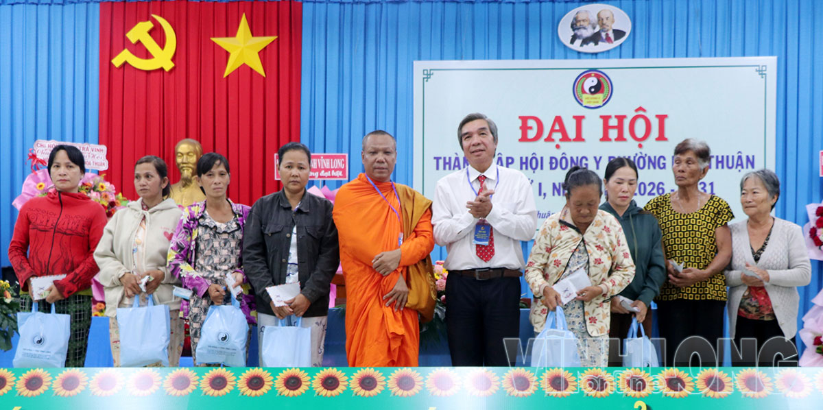 Ông Nguyễn Phương Trình - Chủ tịch Hội Đông y tỉnh và Thượng tọa Trần Dân - Sư cả Chùa Kà Tưng tặng quà cho hộ nghèo.