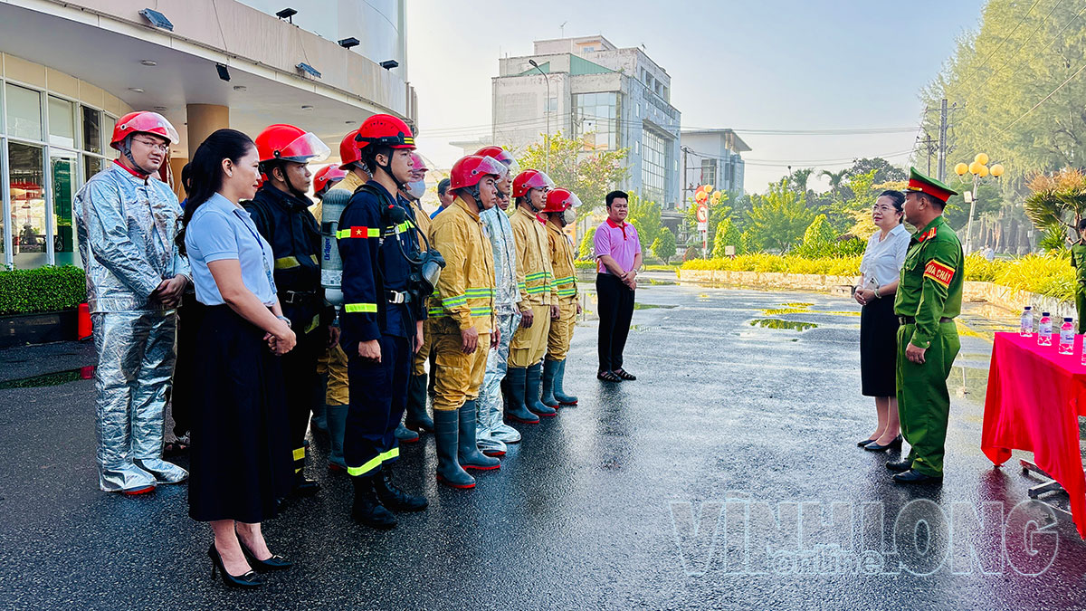 Các lực lượng đánh giá, rút kinh nghiệm sau thực tập phương án chữa cháy và cứu nạn, cứu hộ.