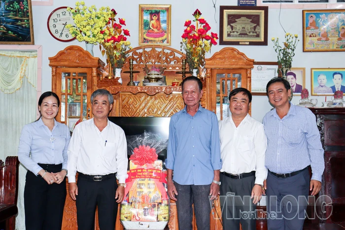 Đồng chí Châu Văn Hòa thăm, tặng quà các gia đình chính sách và chùa Phật giáo Nam tông Khmer