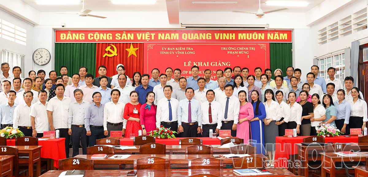 Lãnh đạo Ủy ban Kiểm tra Tỉnh ủy, Trường Chính trị Phạm Hùng chụp ảnh lưu niệm cùng các học viên.