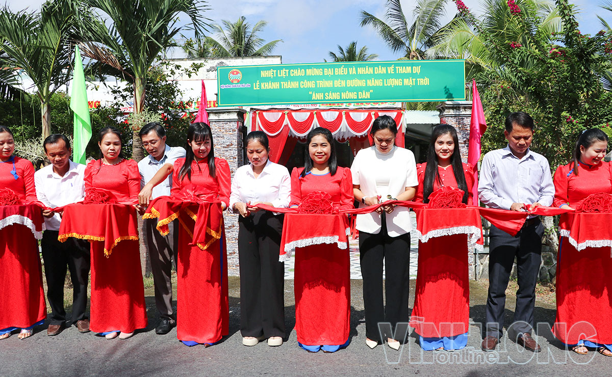 Đại biểu thực hiện nghi thức cắt băng khánh thành công trình.