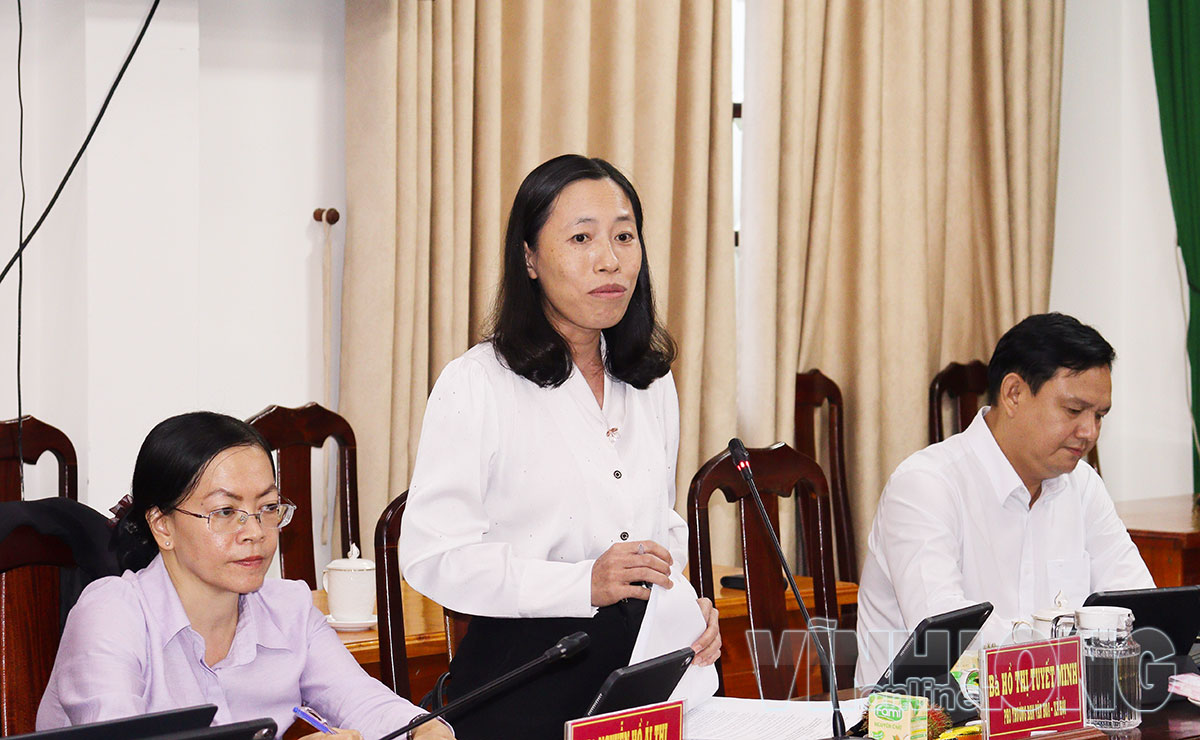 Thành viên Ban Văn hóa - Xã hội đóng góp ý kiến các dự thảo nghị quyết.