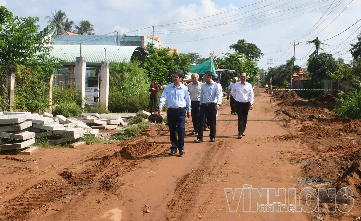 Đoàn kiểm tra thực tế công trình văn hóa và giao thông đang triển khai trên địa bàn xã.