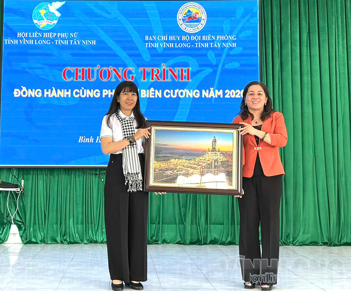 Hội LHPN tỉnh Tây Ninh tặng bức tranh cho Hội LHPN tỉnh Vĩnh Long