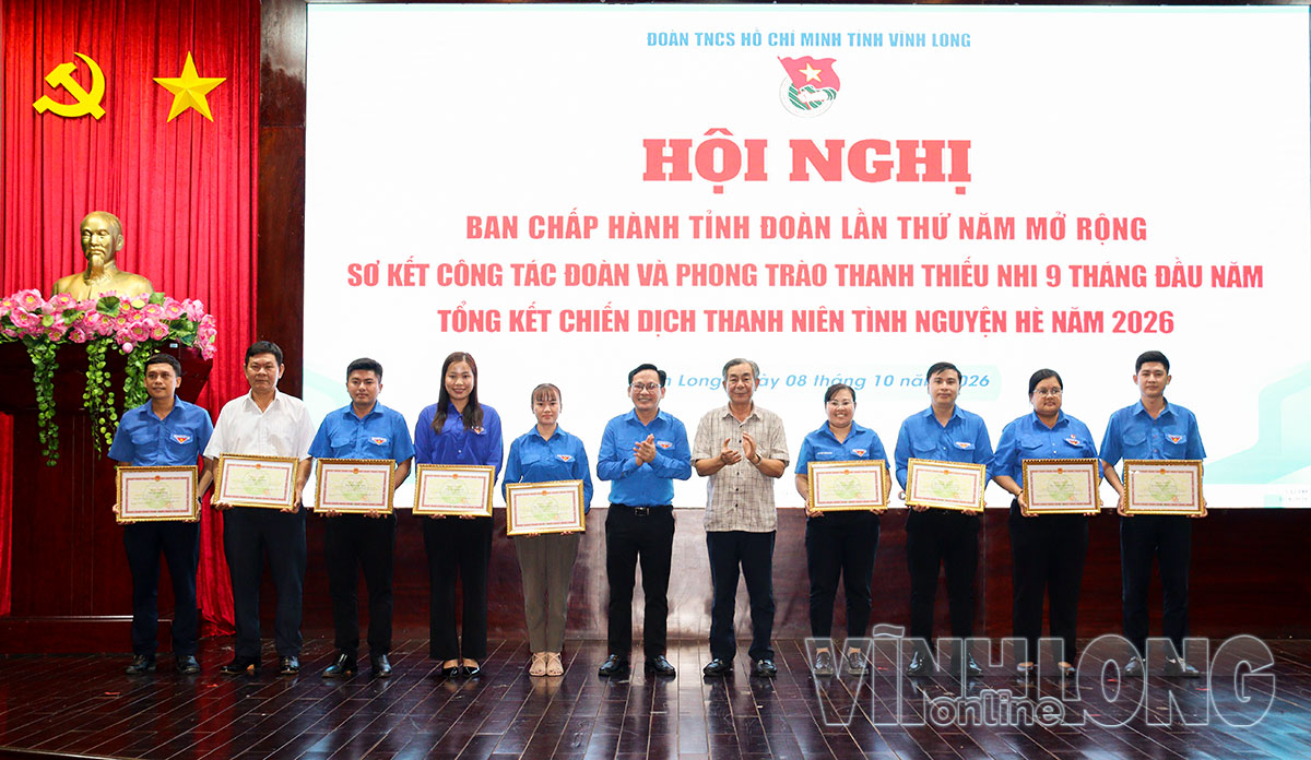 Trao bằng khen của UBND tỉnh cho các cá nhân có thành tích xuất sắc trong triển khai thực hiện Chiến dịch Thanh niên tình nguyện hè năm 2026.