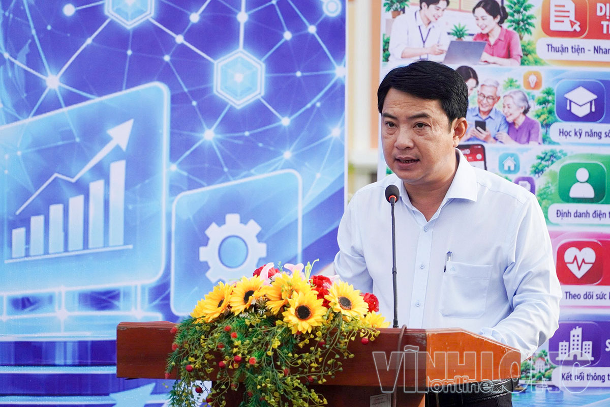 Phó Chủ tịch UBND phường Phú Tân - Phan Văn Hải phát động hưởng ứng Ngày Chuyển đổi số. ảnh PHAN HÂN
