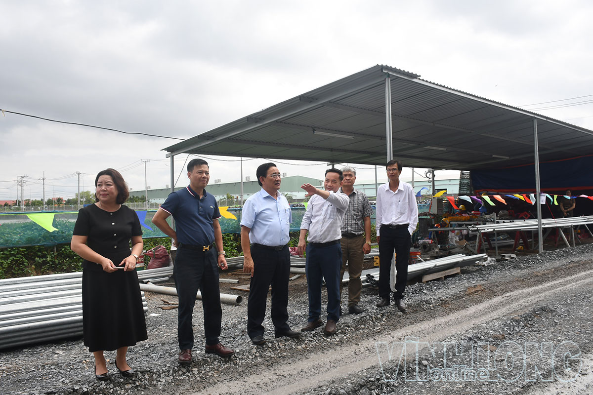 Đồng chí Trần Quốc Tuấn khảo sát tình hình mở rộng đầu tư để phát triển sản xuất các sản phẩm từ dừa tại Công ty Cổ phần Chế biến Dừa Á Châu.