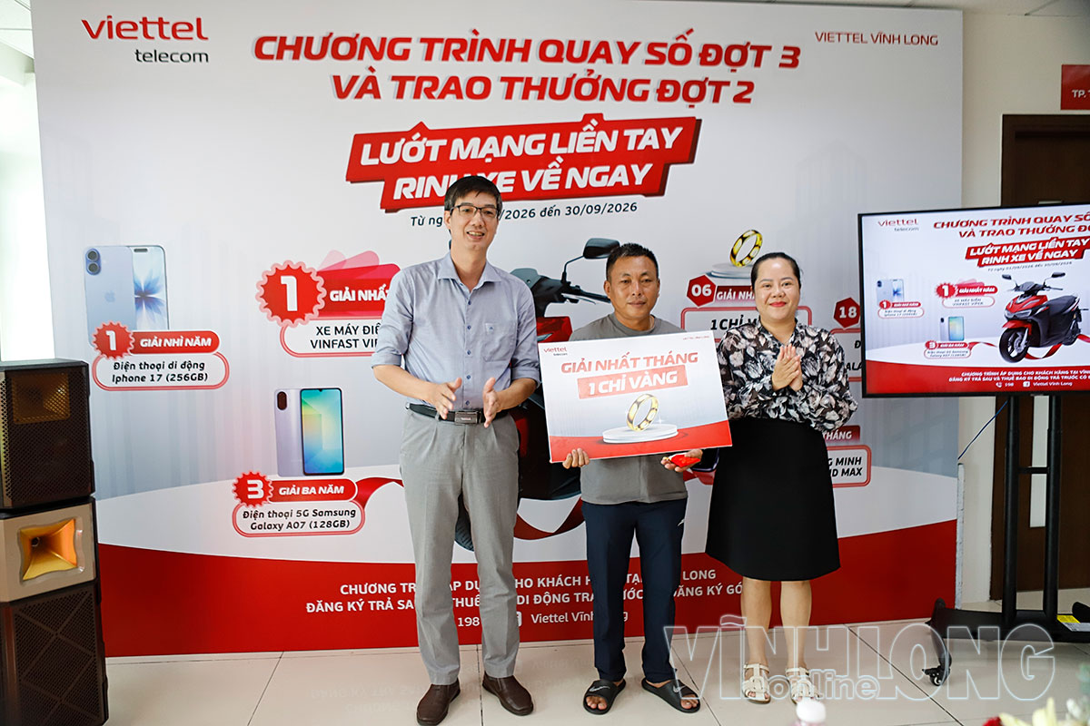 Đại diện lãnh đạo Viettel Vĩnh Long và Sở Công Thương trao thưởng cho các khách hàng may mắn của kỳ quay số đợt 2.