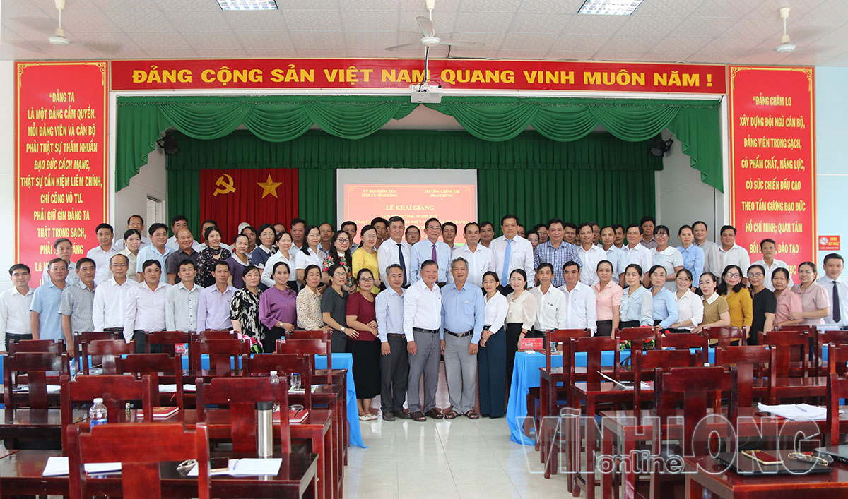 Lớp Bồi dưỡng nghiệp vụ công tác kiểm tra, giám sát và kỷ luật Đảng khóa 02 năm 2026 tại khu vực Bến Tre (cũ) chụp ảnh lưu niệm.