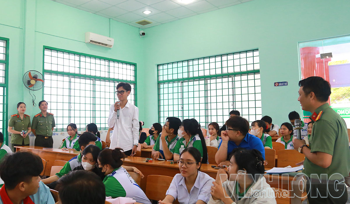  Sinh viên tích cực tham gia trả lời các câu hỏi xử lý tình huống bảo vệ bản thân trên môi trường số.