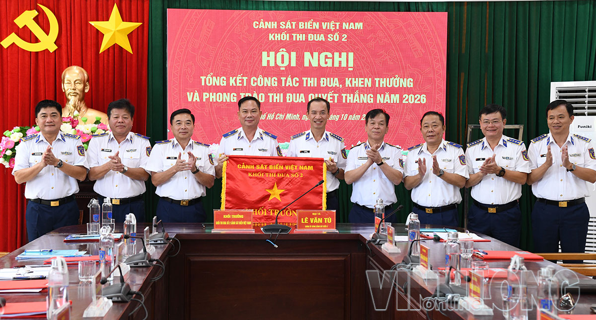 Đại tá Lê Văn Tú, Chính ủy Vùng Cảnh sát biển 3, trao cờ Khối trưởng Khối thi đua số 2 Cảnh sát biển Việt Nam cho Thiếu tướng Nguyễn Văn Dũng, Chính ủy Vùng Cảnh sát biển 4.