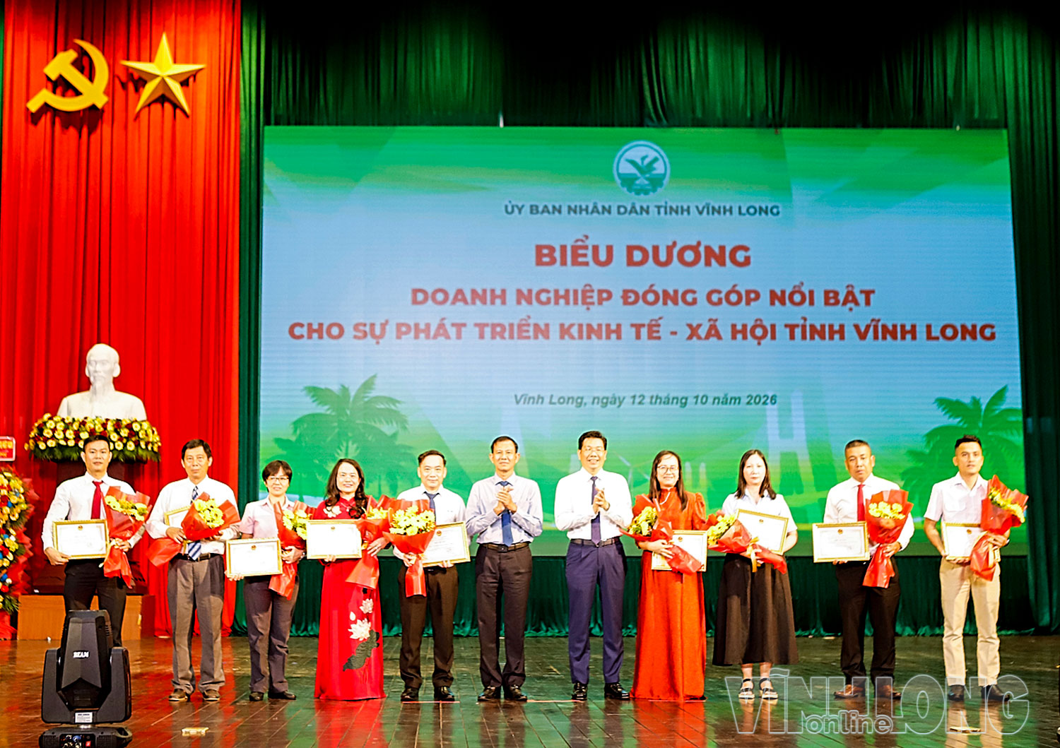 Đồng chí Nguyễn Mạnh Hùng- Ủy viên Ban chấp hành Trung ương Đảng, Phó Bí thư thường trực tỉnh ủy và đồng chí Đặc Văn Chính- Phó Chủ tịch Thường trực UBND tỉnh biểu dương các DN có đóng góp nổi bật cho sự phát triển kinh tế xã hội tỉnh.