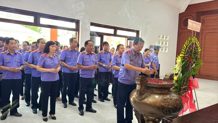 Đảng ủy Viện Kiểm sát nhân dân tỉnh Vĩnh Long tổ chức hành trình về nguồn và sinh hoạt chuyên đề tại Khu di tích Căn cứ Trung ương Cục miền Nam