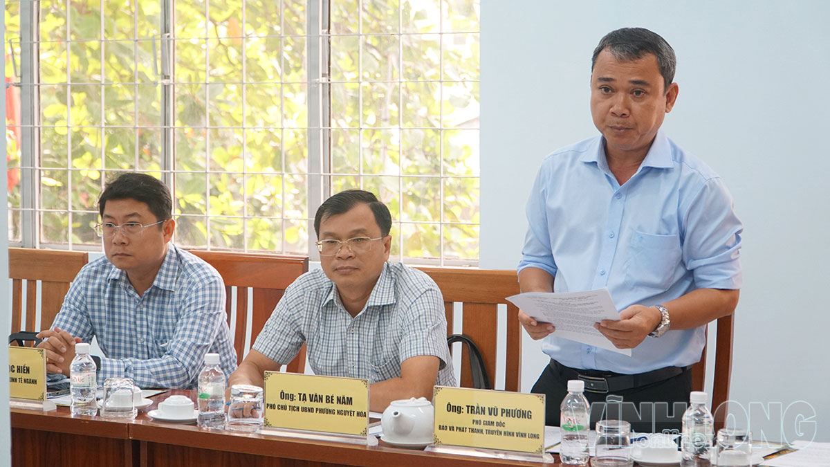 Ông Trần Vũ Phương, Phó Giám đốc Báo và phát thanh, truyền hình Vĩnh Long, thảo luận các nội dung liên quan đến công tác tuyên truyền Hội chợ.