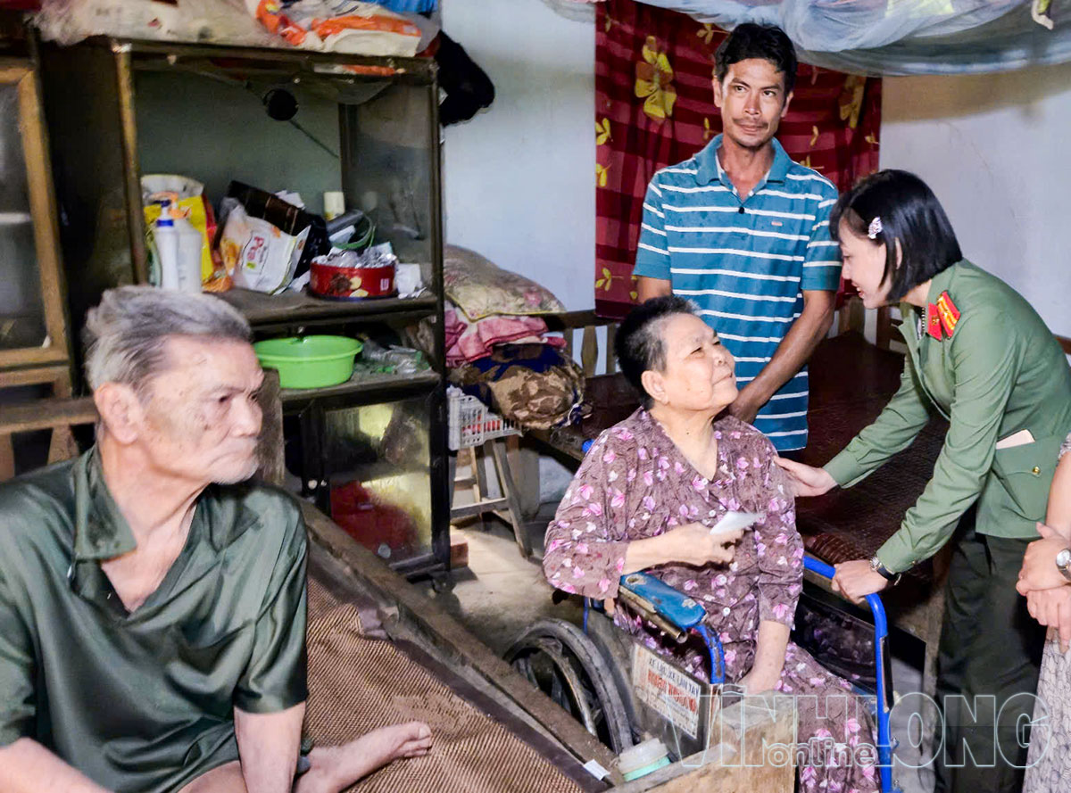 Hội Phụ nữ Phòng An ninh chính trị nội bộ đến thăm hỏi, tặng quà gia đình chính sách.
