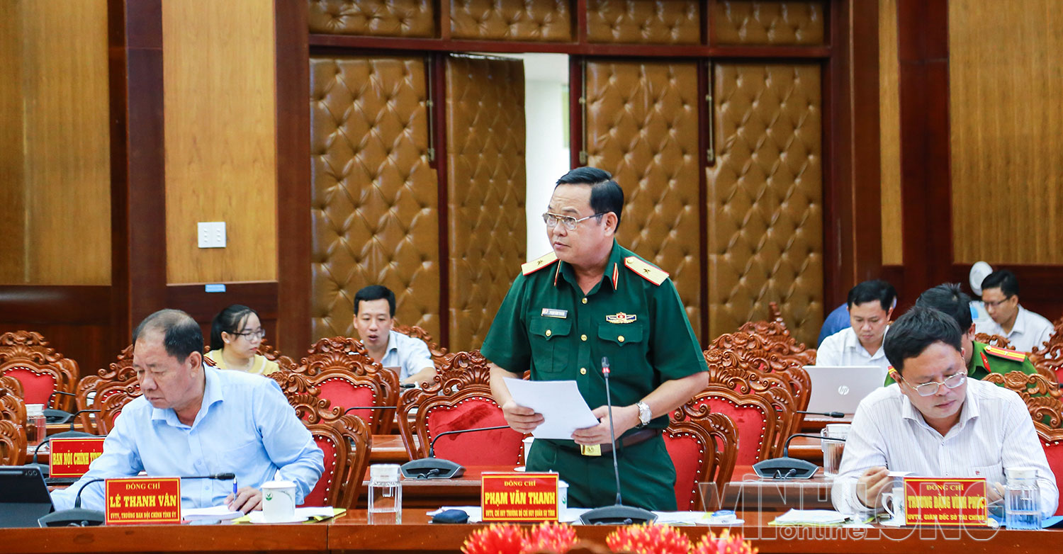 Thiếu tướng Phạm Văn Thanh- Ủy viên Thường vụ Tỉnh ủy, Chỉ huy trưởng Bộ Chỉ huy Quân sự tỉnh thông qua tờ trình về chế độ, chính sách đối với lực lượng dân quân tự vệ.