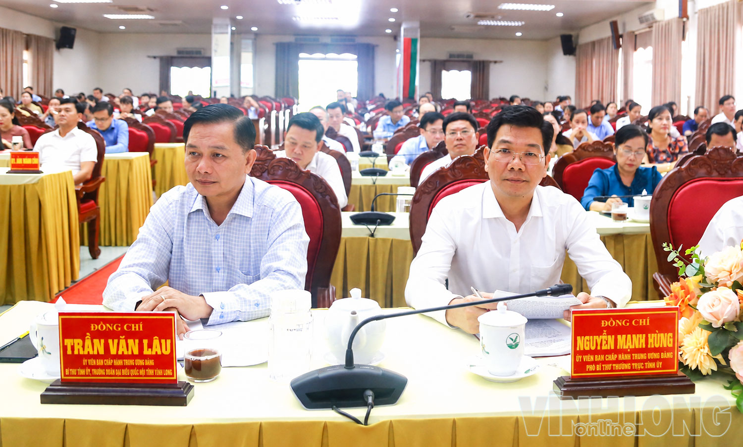 Đồng chí Trần Văn Lâu – Ủy viên Trung ương Đảng, Bí thư Tỉnh ủy, Trưởng Đoàn đại biểu Quốc hội khóa XVI tỉnh Vĩnh Long; đồng chí Nguyễn Mạnh Hùng – Ủy viên Trung ương Đảng, Phó Bí thư Thường trực Tỉnh ủy và các đại biểu tham dự hội nghị.