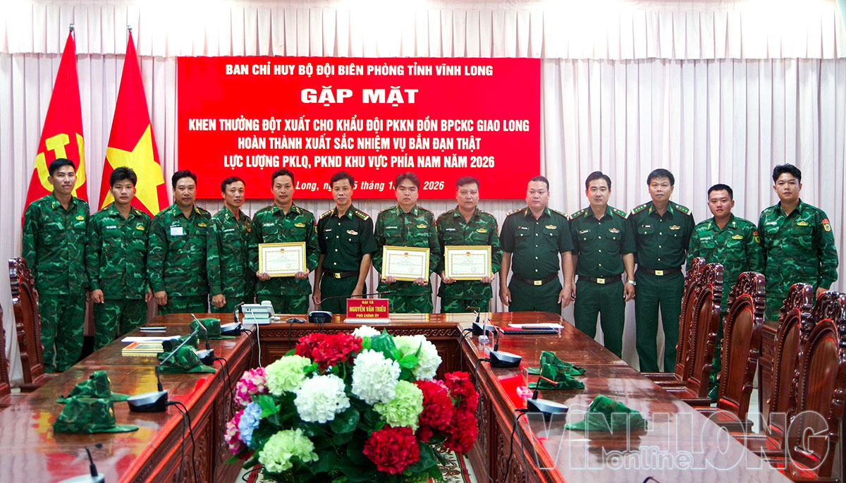  Đại tá Nguyễn Văn Triều – Ủy viên Ban Thường vụ Đảng ủy, Phó Chính ủy BĐBP tỉnh Vĩnh Long trao giấy khen cho tập thể, cá nhân có thành tích tiêu biểu.