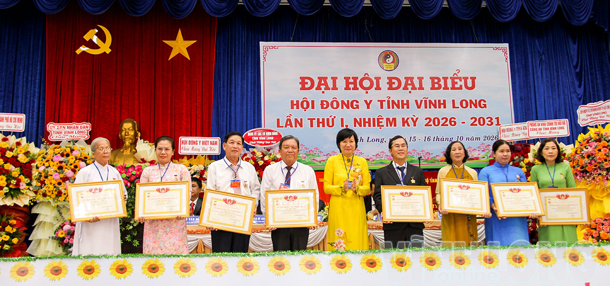 TS.BS Trương Thị Ngọc Lan, Ủy viên Trung ương Hội Đông y Việt Nam, trao tặng Kỷ niệm chương “Vì sự nghiệp Đông y” năm 2026 cho các cá nhân có cống hiến xuất sắc cho sự nghiệp y dược cổ truyền.