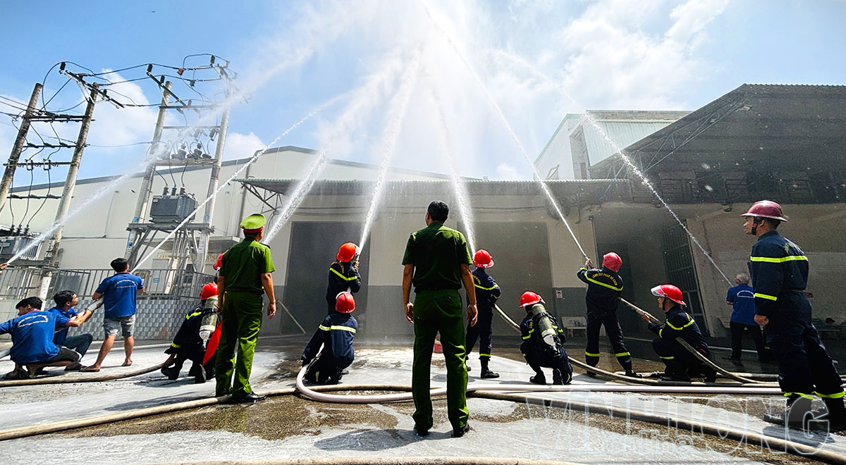 Đội hình phun nước chữa cháy tại buổi thực tập.