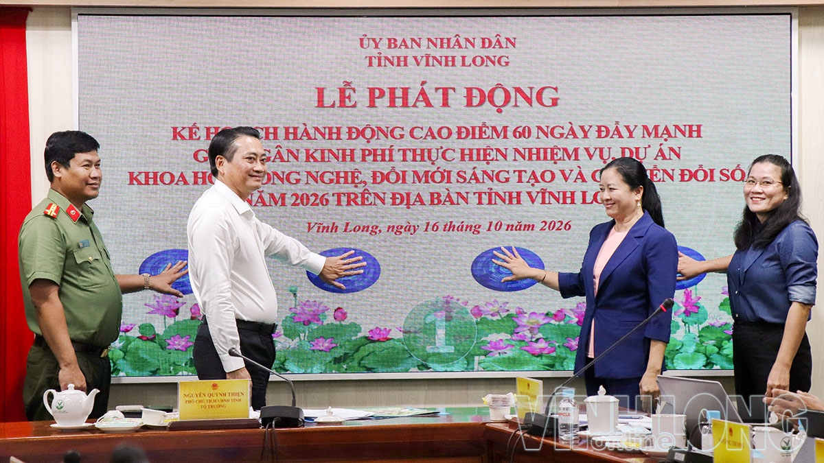 Các đại biểu thực hiện nghi thức phát động kế hoạch hành động cao điểm 60 ngày đẩy mạnh giải ngân kinh phí thực hiện nhiệm vụ, dự án khoa học, công nghệ, đổi mới sáng tạo và chuyển đổi số năm 2026 trên địa bàn tỉnh.