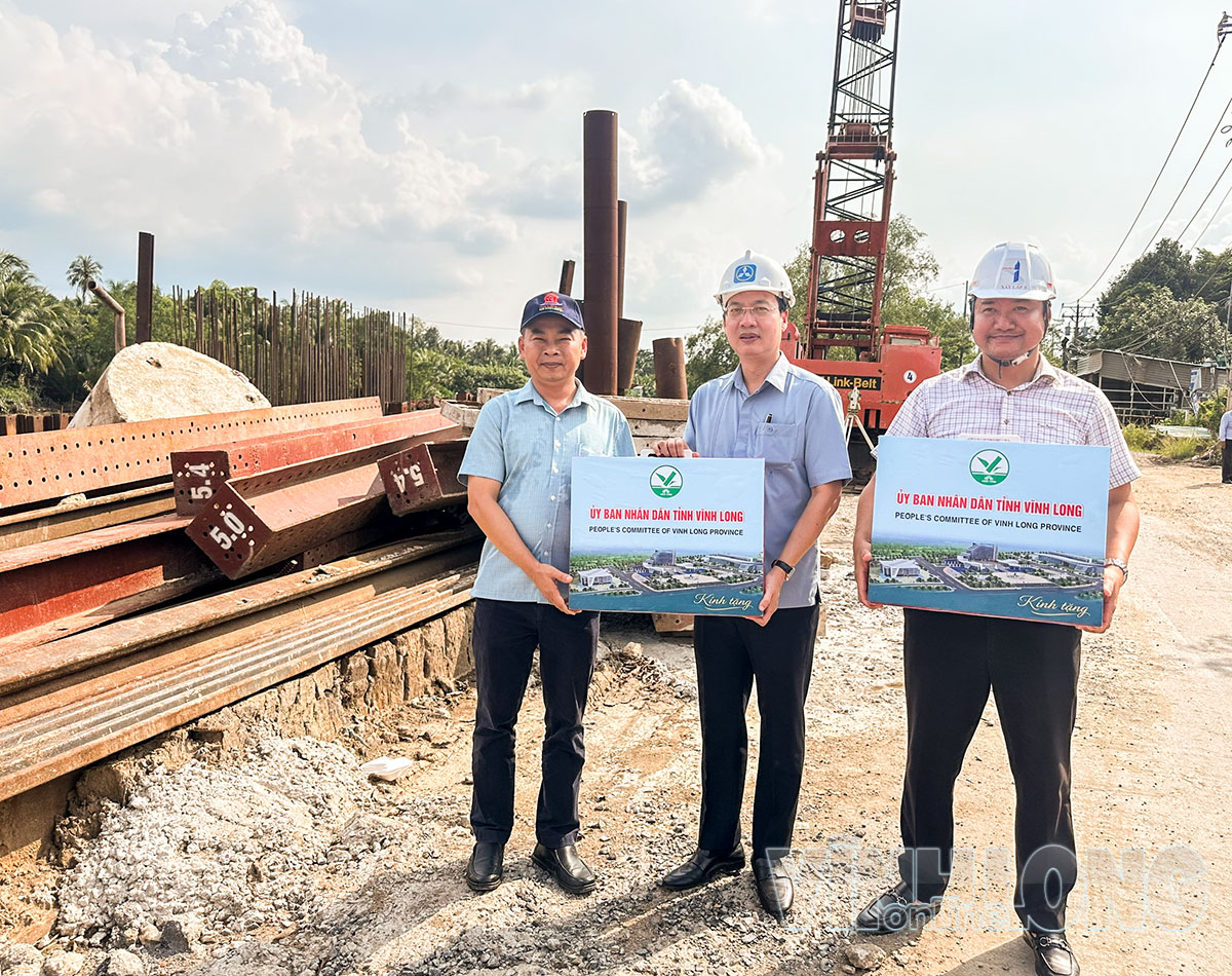 Phó Bí thư tỉnh ủy, Chủ tịch UBND tỉnh Trần Trí Quang tặng quà, động viên các đơn vị thi công.