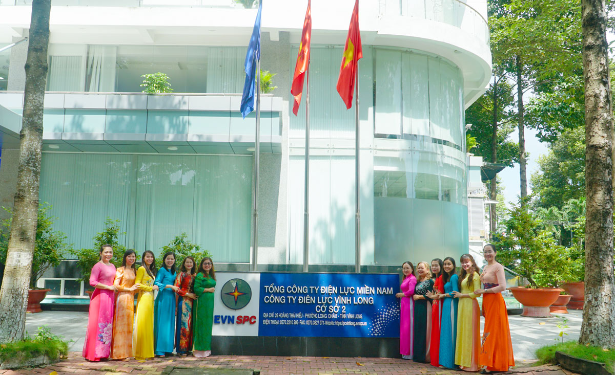 Công ty Điện lực Vĩnh Long Cơ sở 2 (phường Long Châu) hưởng ứng “Tuần lễ Áo dài” và hoạt động “Nét đẹp phụ nữ EVN”.