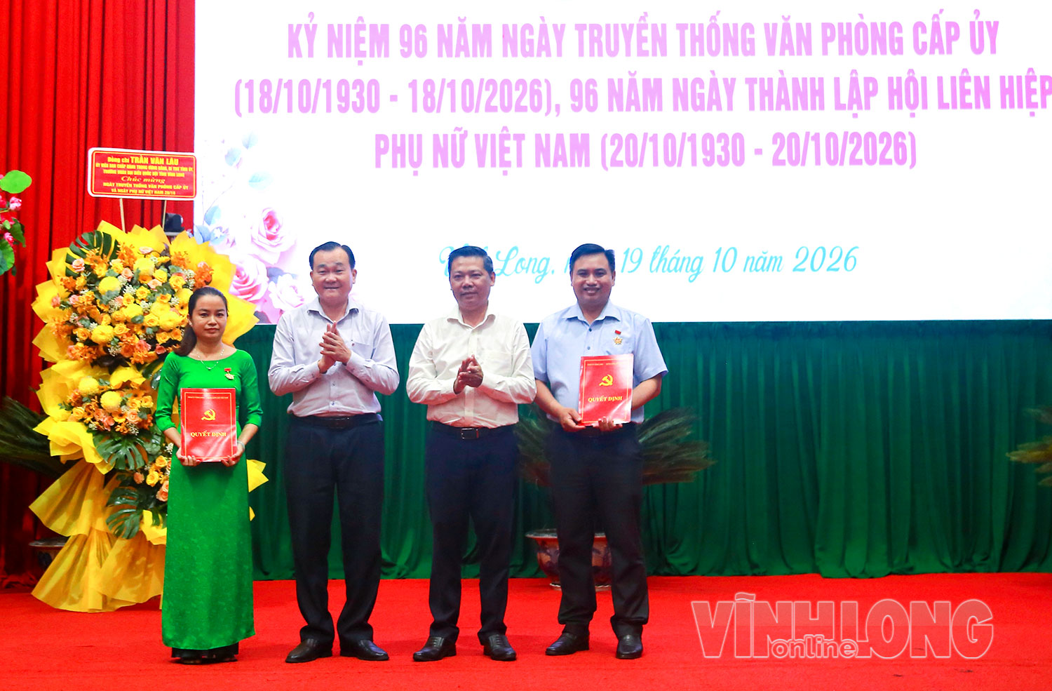 Đồng chí Nguyễn Minh Dũng- Ủy viên Dự khuyết Trung ương Đảng, Phó Bí thư Tỉnh ủy, Chủ tịch HĐND tỉnh và đồng chí Đặng Quốc Khởi- Ủy viên Thường vụ Tỉnh ủy, Chánh Văn phòng Tỉnh ủy trao Kỷ niệm chương “Vì sự nghiệp Văn phòng cấp ủy” cho các cá nhân.