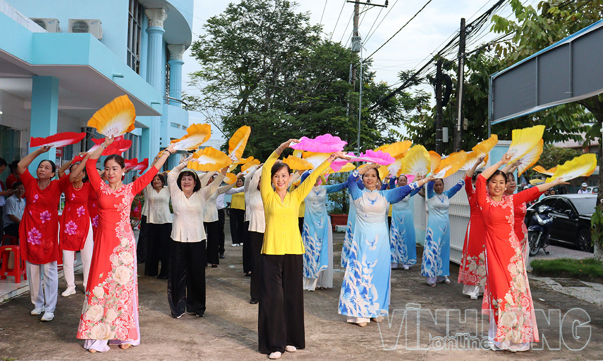  Tiết mục giao lưu dân vũ tại Chợ phiên Phụ nữ khởi nghiệp.

