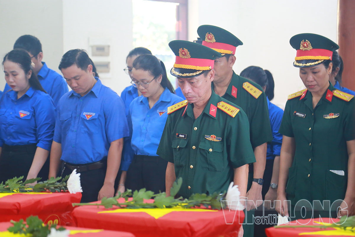 Trong không khí trang nghiêm và thành kính, đại biểu lực lượng vũ trang và đoàn viên thanh niên dành phút mặc niệm tri ân công lao to lớn của các Anh hùng liệt sĩ.