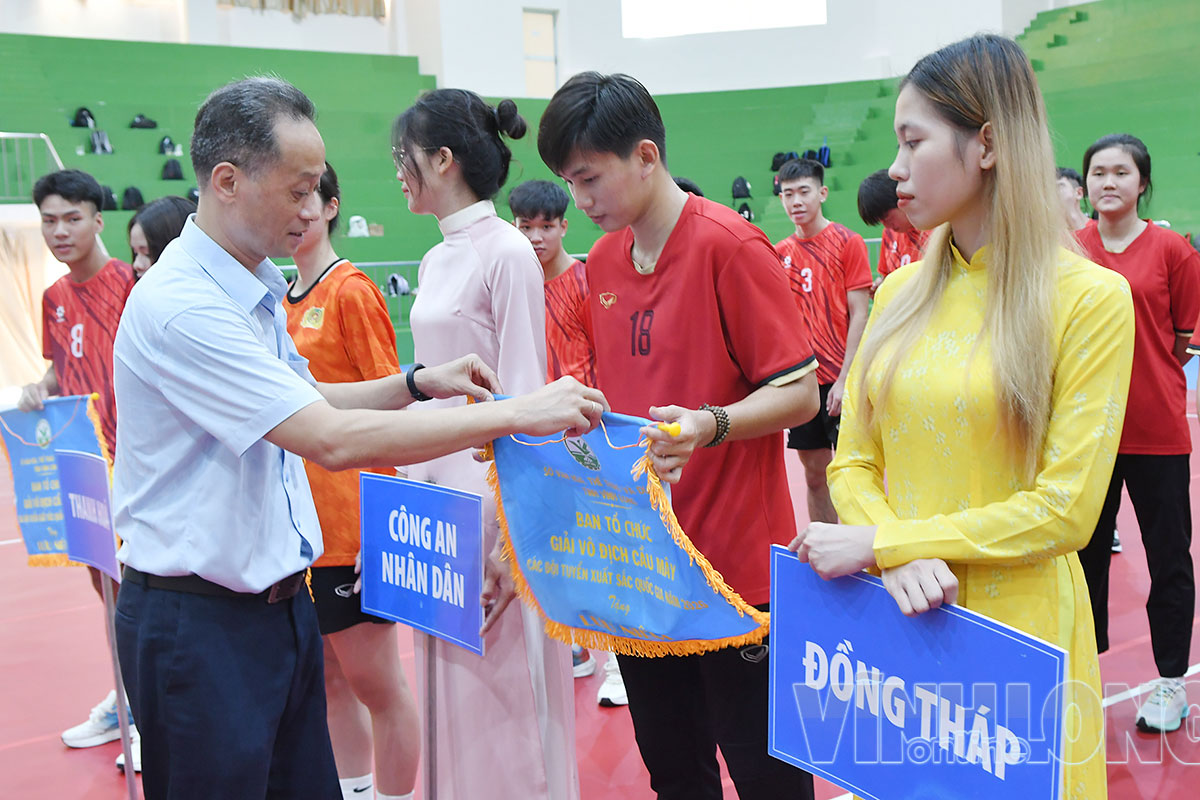 Ông Lê Thanh Sơn- Phó Chủ tịch, kiêm Tổng thư ký Liên đoàn Cầu mây Việt Nam tặng cờ lưu niệm cho các đơn vị tham gia giải.
