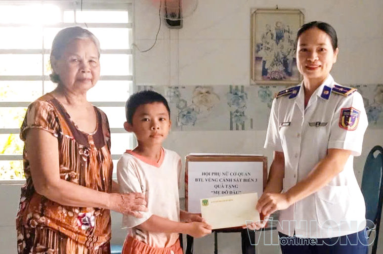 Hội Phụ nữ Bộ Tư lệnh Vùng thăm, tặng quà trẻ em có hoàn cảnh khó khăn trong Chương trình “Mẹ đỡ đầu”.