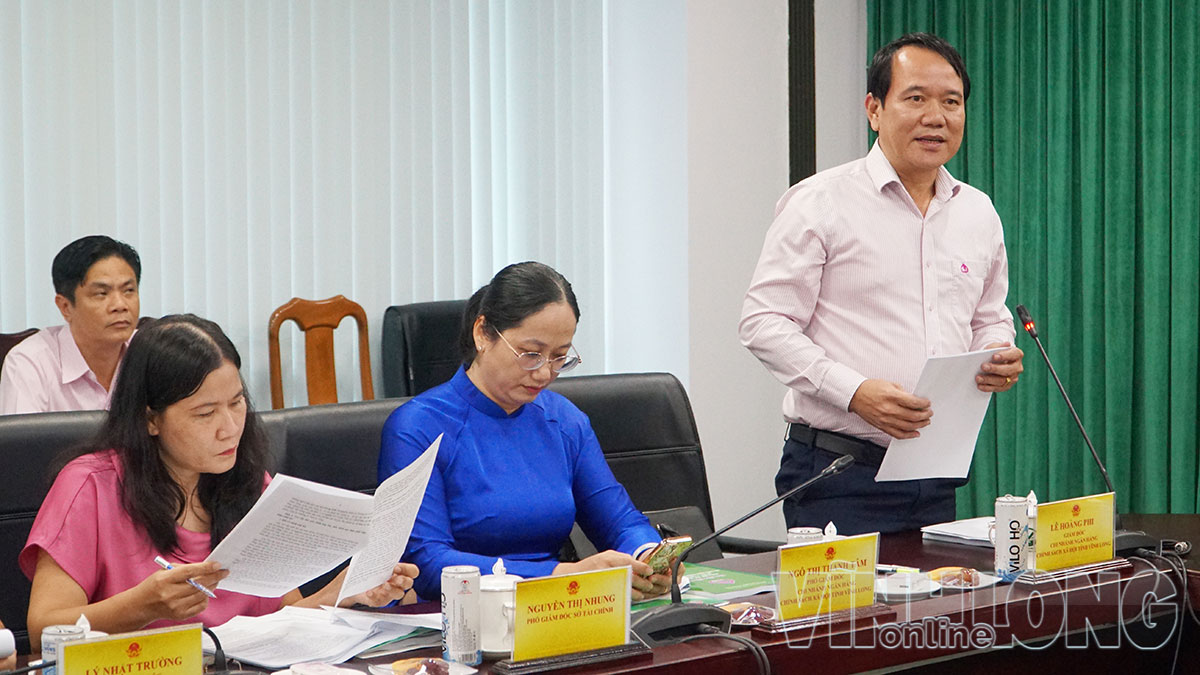 Ông Lê Hoàng Phi- Giám đốc Chi nhánh Ngân hàng Chính sách xã hội tỉnh phát biểu tại phiên họp.