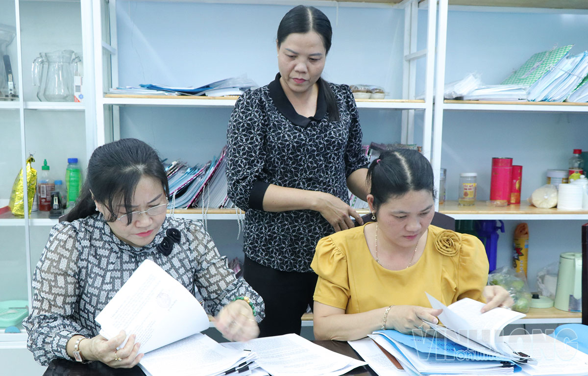 Đoàn kiểm tra thực tế hồ sơ tại Văn phòng Đảng ủy xã Song Lộc.