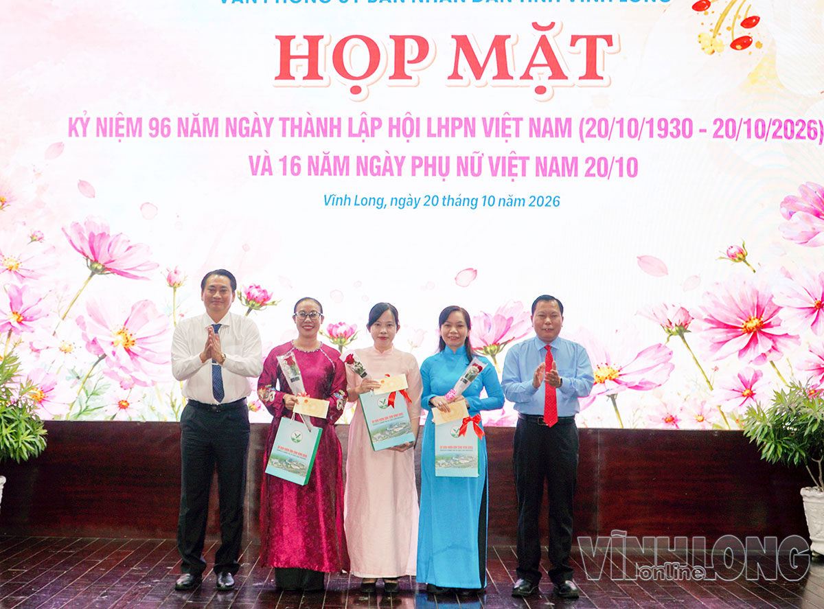 Đồng chí Nguyễn Quỳnh Thiện- Tỉnh ủy viên, Phó Chủ tịch UBND tỉnh và đồng chí Nguyễn Mạnh Hùng- Tỉnh ủy viên, Chánh Văn phòng UBND tỉnh trao quà cho các nữ lãnh đạo Văn phòng UBND tỉnh.