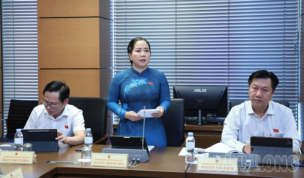 
Đại biểu Nguyễn Thị Kim Thoa,  Tỉnh uỷ viên, Phó Chủ tịch MTTQVN tỉnh, Chủ tịch Hội Liên hiệp Phụ nữ tỉnh Vĩnh Long thảo luận tại Tổ ngày 19/10.