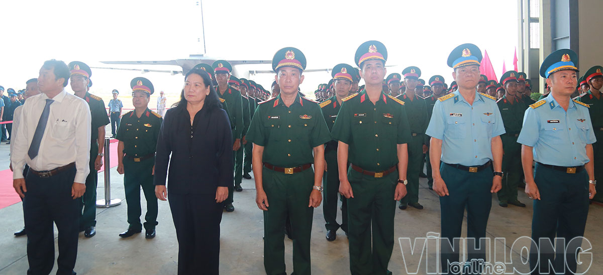 Đồng chí Nguyễn Thị Bé Mười – Tỉnh ủy viên, Phó Chủ tịch UBND tỉnh, Trưởng BCĐ 515 tỉnh Vĩnh Long và lãnh đạo các tỉnh, thành dự lễ dâng hoa, dâng hương tưởng nhớ các Anh hùng liệt sĩ.