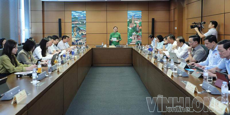 
Đại biểu Nguyễn Thị Yến Nhi, Tỉnh ủy viên, Phó Trưởng Đoàn chuyên trách Đoàn đại biểu Quốc hội tỉnh Vĩnh Long chủ trì buổi thảo luận  Tổ 15, chiều ngày 20/10/2026.