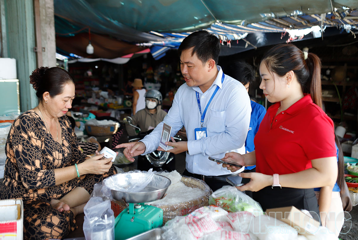 VNPT tổ chức hỗ trợ tiểu thương chợ Cái Nhum ngay sau lễ ra mắt mô hình “Chợ 4.0 - thanh toán không dùng tiền mặt”.