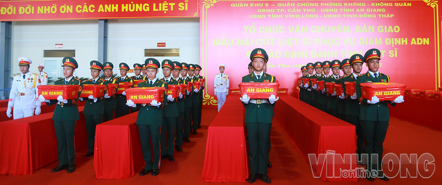 Đợt này, Quân khu 9 bàn giao cho các đơn vị giám định tại TP Hà Nội 8.453 mẫu hài cốt liệt sĩ được thu nhận trong Chiến dịch 500 ngày đêm trên địa bàn Quân khu.