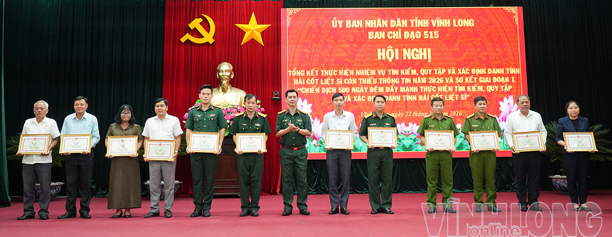 Đại tá Huỳnh Văn Khởi- Tỉnh ủy viên, Chính ủy Bộ Chỉ huy Quân sự tỉnh tặng bằng khen của UBND tỉnh cho các cá nhân đạt thành tích xuất sắc nhiệm vụ tìm kiếm, quy tập và xác định danh tính hài cốt liệt sĩ.