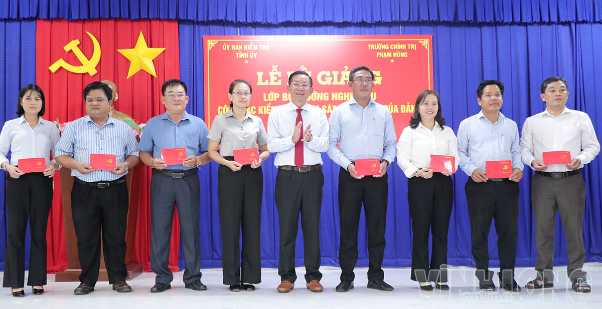 Đồng chí Nguyễn Thành Vững - Ủy viên Ban Thường vụ Tỉnh ủy, Chủ nhiệm Ủy ban Kiểm tra Tỉnh ủy trao chứng nhận cho các học viên.