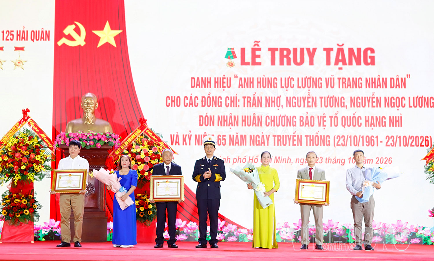 Công bố các quyết định truy tặng và trao tặng danh hiệu “Anh hùng Lực lượng vũ trang nhân dân” cho thân nhân gia đình các liệt sĩ.