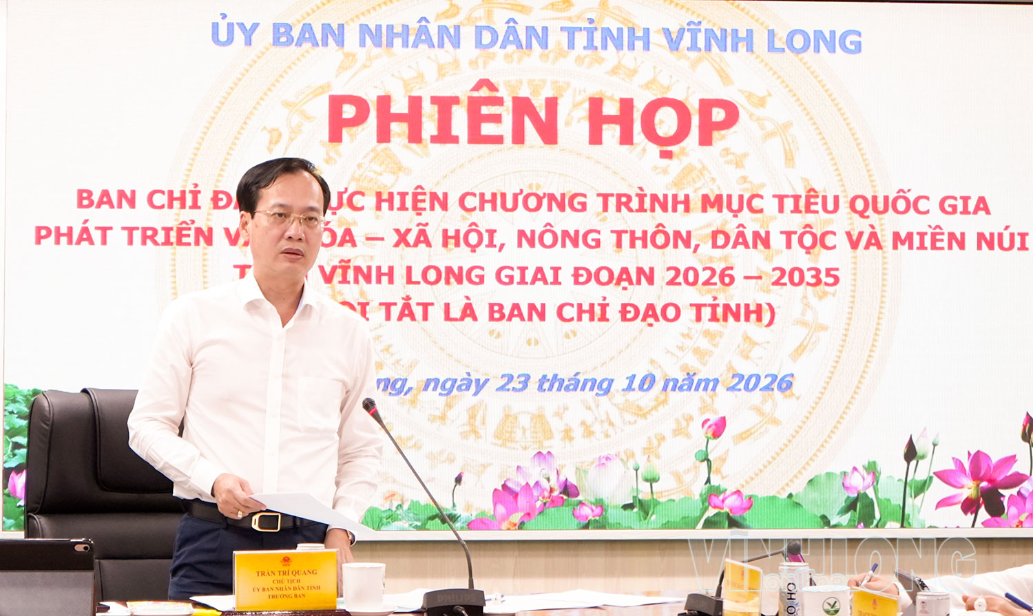 Đồng chí Trần Trí Quang, Phó Bí thư Tỉnh ủy, Chủ tịch UBND tỉnh phát biểu chỉ đạo cuộc họp.