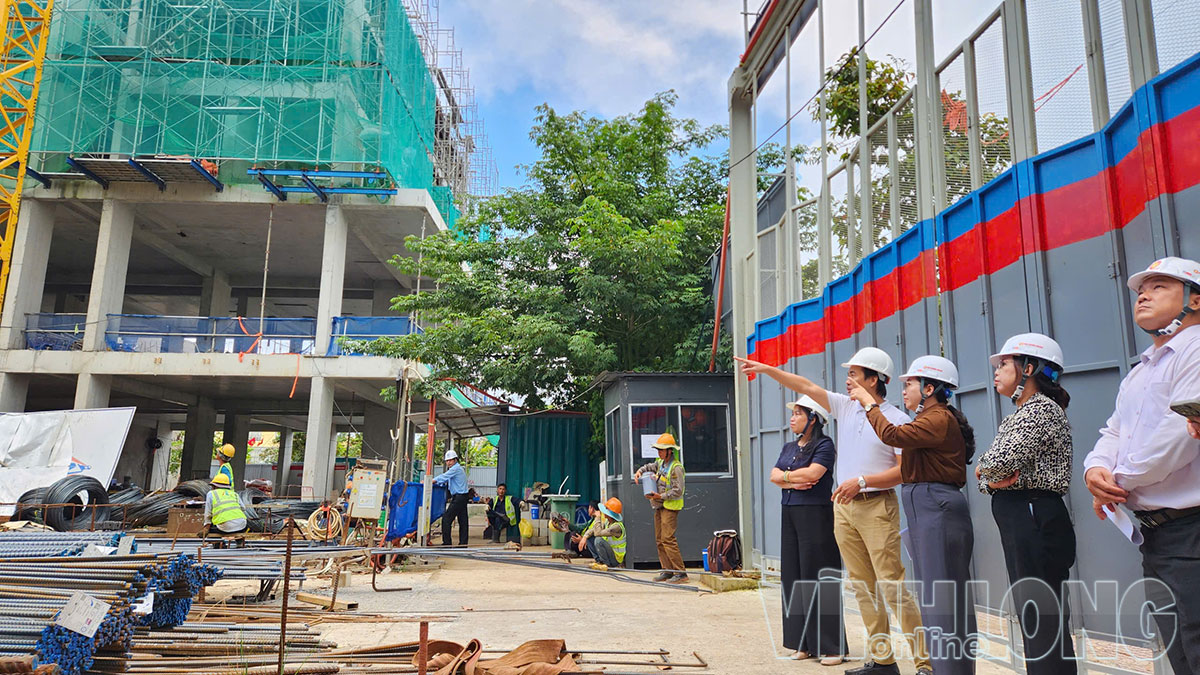 Đồng chí Nguyễn Thị Hồng Nhung, Ủy viên Ban Thường vụ Tỉnh ủy, Phó Chủ tịch Thường trực Ủy ban MTTQ Việt Nam tỉnh Vĩnh Long, Trưởng Đoàn Giám sát số 16 của Ban Chỉ đạo phòng, chống tham nhũng, lãng phí, tiêu cực tỉnh, cùng các thành viên đoàn khảo sát thực tế Dự án Nhà ở xã hội tại Khu hành chính và dân cư phường Long Châu.