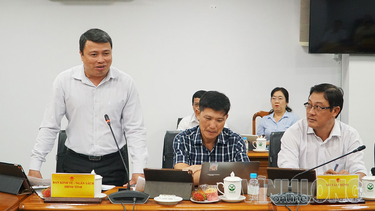 Đồng chí Nguyễn Thanh Cần- Trưởng Ban Kinh tế- Ngân sách HĐND tỉnh nêu ý kiến tại cuộc họp.