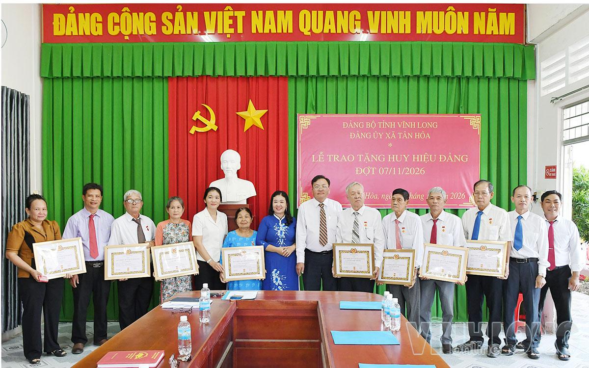 Đại biểu chụp ảnh lưu niệm và chúc mừng các đảng viên nhận Huy hiệu Đảng.