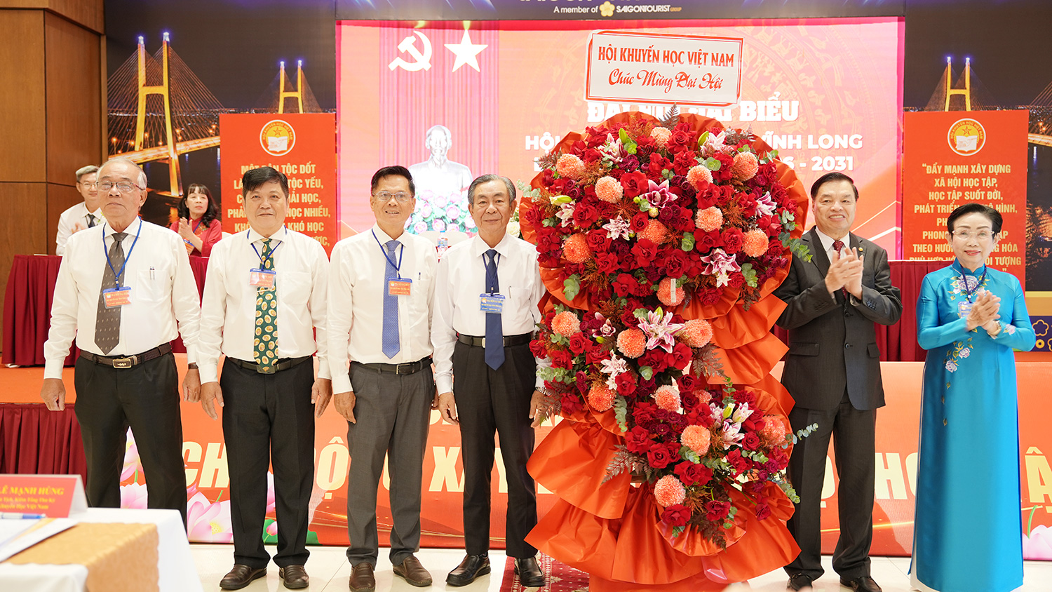  Hội Khuyến học Việt Nam tặng hoa chúc mừng đại hội.