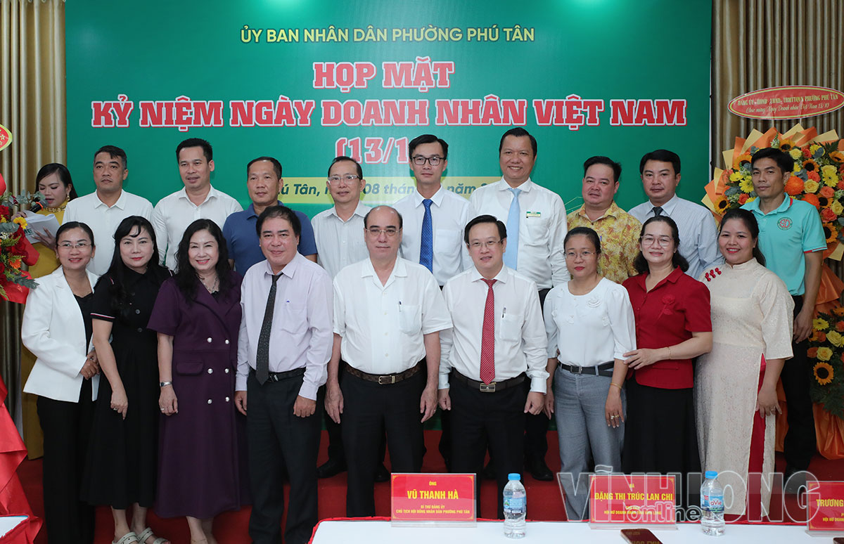 Đại biểu khách mời, lãnh đạo phường và doanh nhân chụp ảnh lưu niệm tại buổi họp mặt.