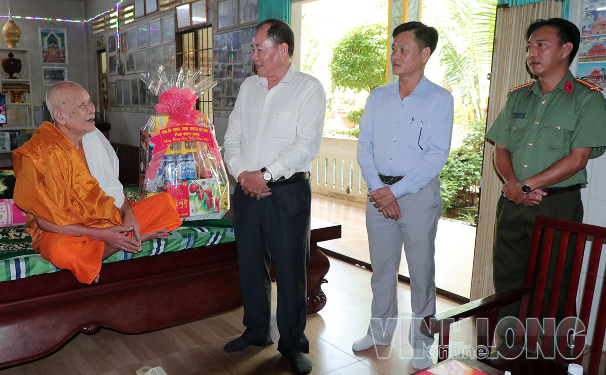 Đoàn công tác của Ban Nội chính Tỉnh ủy thăm, tặng quà Hòa thượng Thạch Sên - Sư cả chùa Rùm Đuôl (xã Đôn Châu).